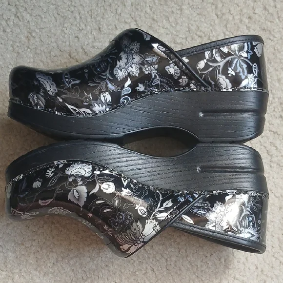 Dansko Closed-Back Clog In Black With Metallic Floral Design Womens 7 - Picture 5 of 7